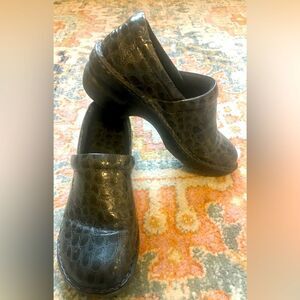 B.O.C. Born Black Gray Faux Leather Croc Reptile Closed Back Clogs Women's 10